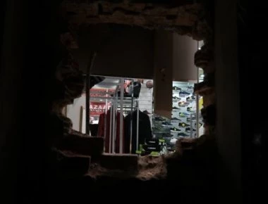 Εικόνες από το ριφιφί σε αθλητικά είδη στην Αθήνα - Έσκαψαν τούνελ, έσπασαν τοίχους (φώτο)